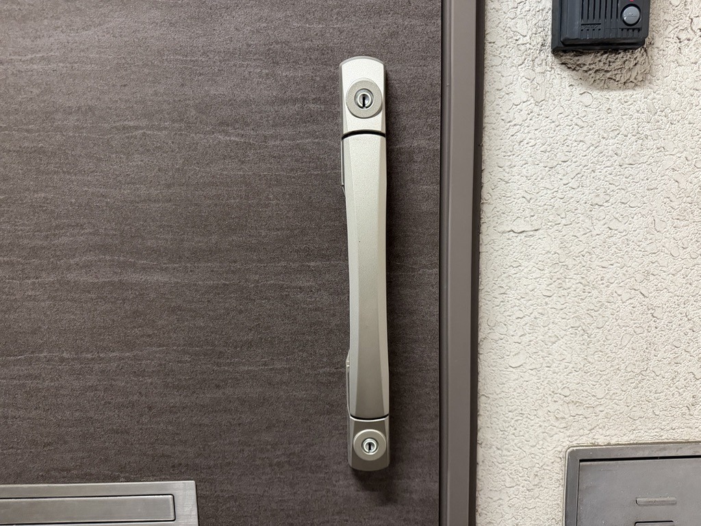 ドアハンドルの外観。上下にシリンダー