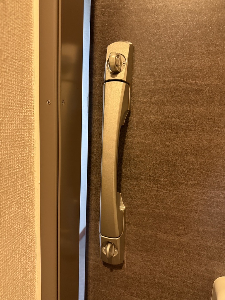 屋内側のハンドル。上下のサムターンの左右にネジ